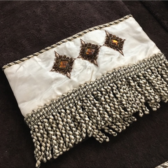 EUC 4pc. Stratford Home Decorative Towel Set - Picture 4 of 8